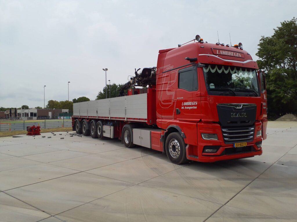 Hier zie je hoe onze transporteur de platen zorgvuldig neerlegt. Dit scheelt veel tijd voor ons om ze te leggen wat zich uitdrukt in de kostprijs voor de klant.