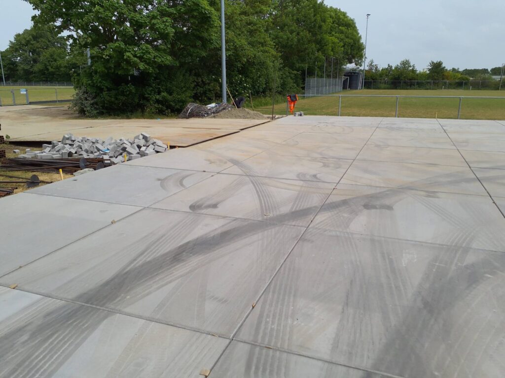 De gelegde betonplaten