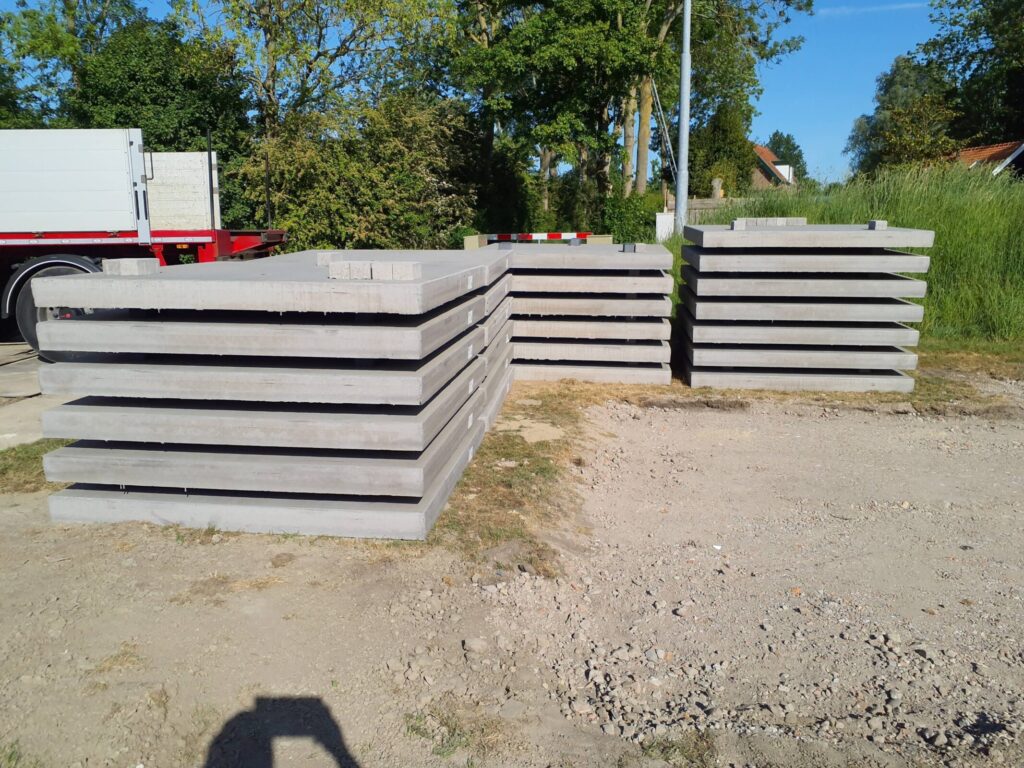 De betonplaten uitgestald en klaar voor plaatsing.